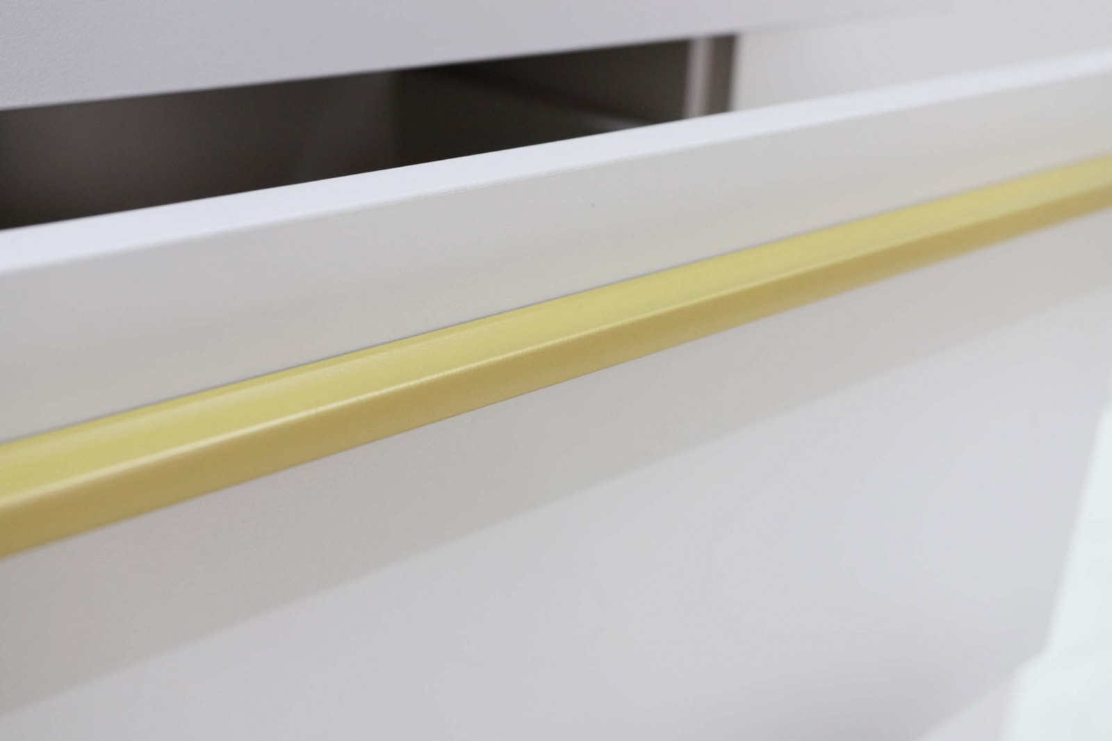 ����� ����